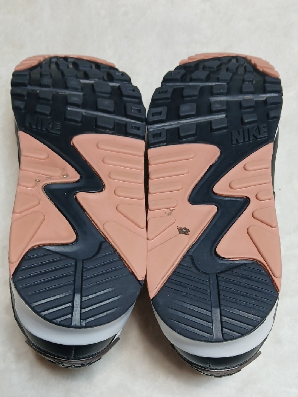 Nike Air Max Sneakers in Pink, Black,White & Gray Size 9 Mens - Picture 7 of 8
